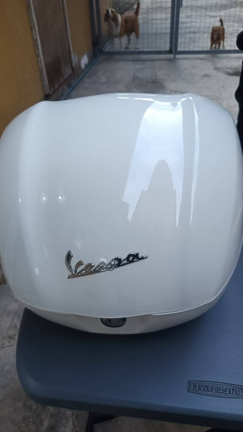Vespa top case with restored key